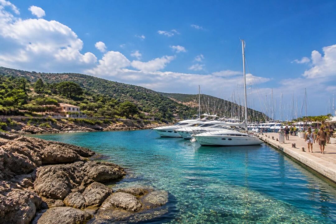 scopri cosa vedere e fare a punta ala con la nostra guida completa: mare cristallino, porto suggestivo e meraviglie nei dintorni per una vacanza indimenticabile.