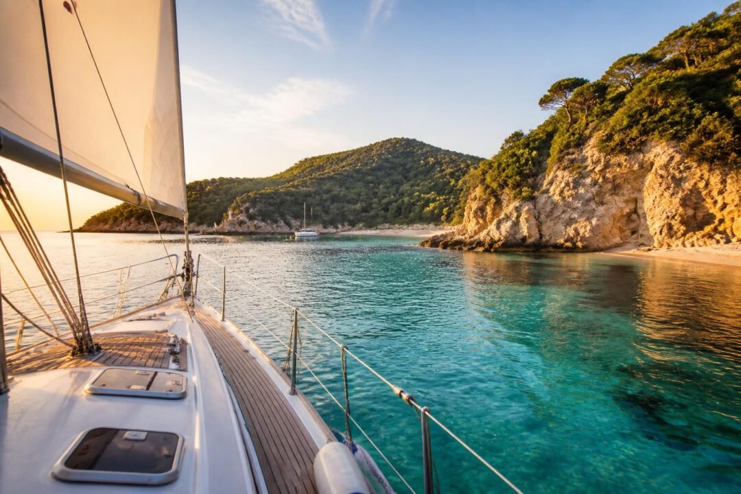 scopri le cale e gli ancoraggi più belli dell'isola d'elba in barca a vela, per un'esperienza indimenticabile tra acque cristalline e paesaggi mozzafiato.