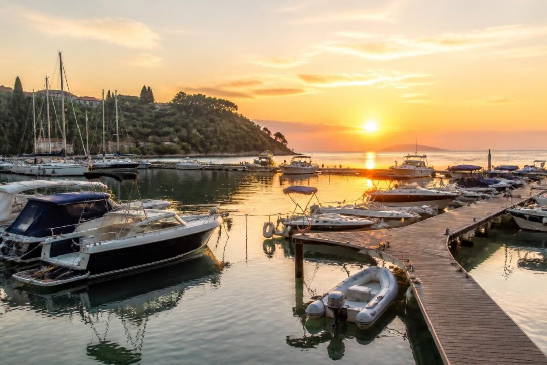 scopri come ormeggiare e prenotare posti barca in toscana. informazioni su porti, costi e consigli utili per la tua esperienza nautica lungo la costa toscana.